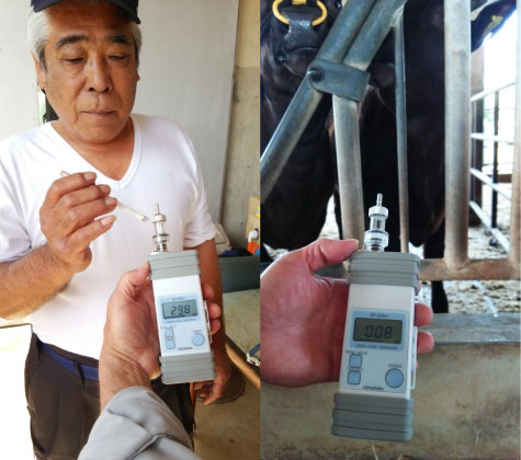 臭気測定器による計測。左：タバコ29.8、右：施工後の牛舎内0.08